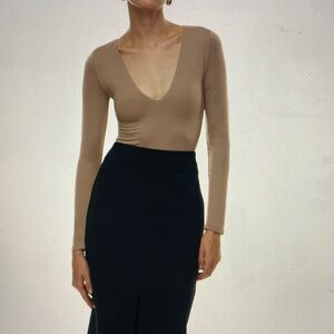 Babaton Contour V neck Bodysuit